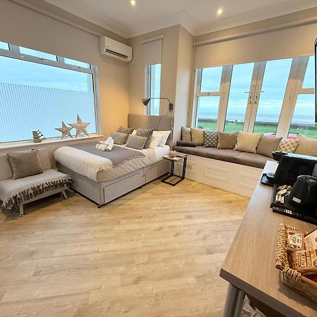 Beachfront Compact Coastal Crib, Direct Sea Views & Air Conditioning Littlestone-on-Sea Exterior photo