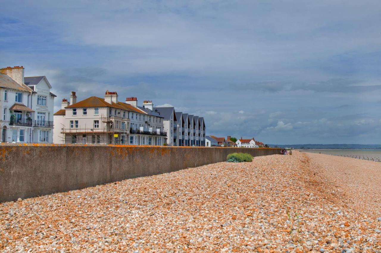 Beachfront Compact Coastal Crib, Direct Sea Views & Air Conditioning Littlestone-on-Sea Exterior photo