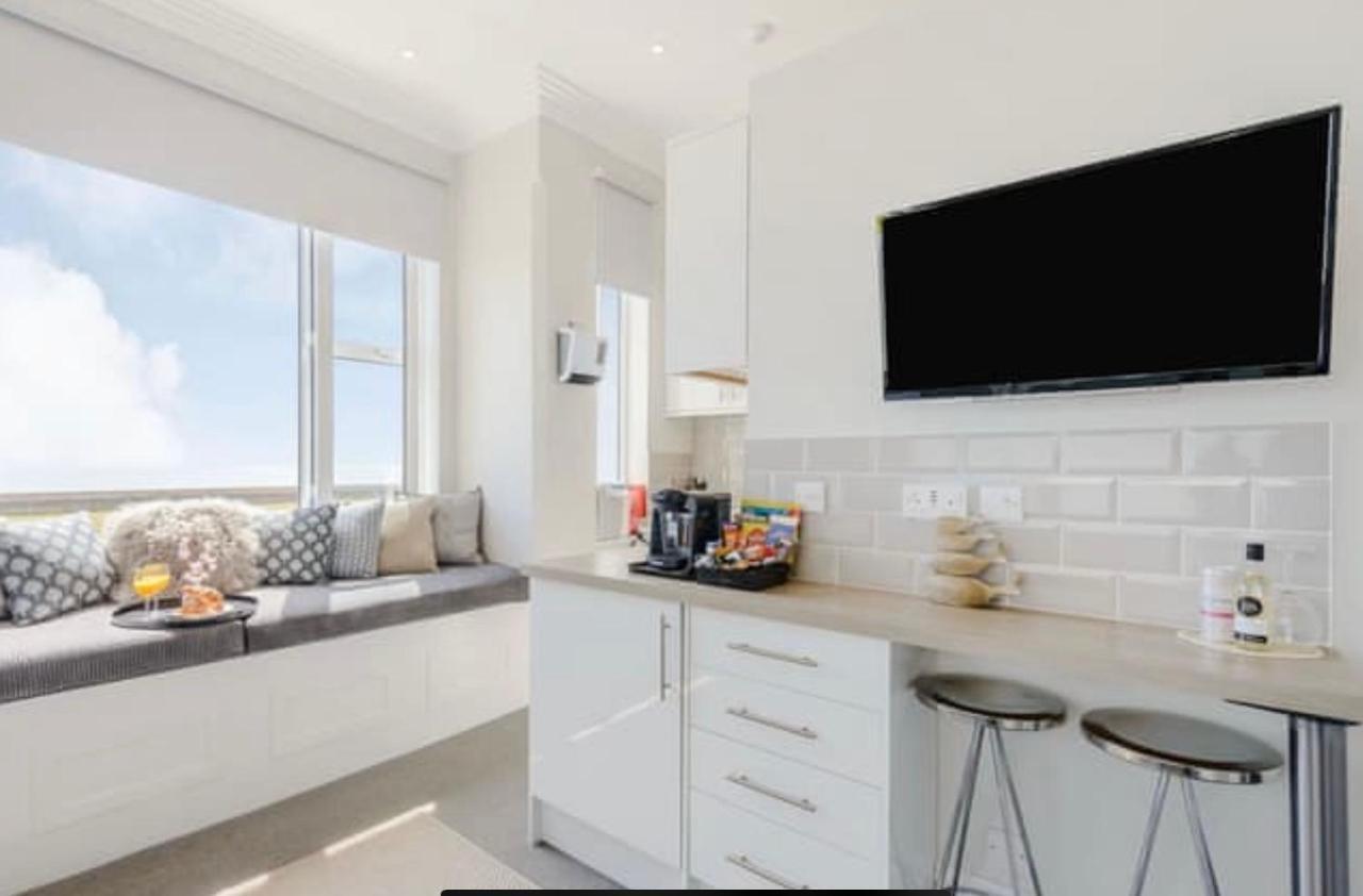 Beachfront Compact Coastal Crib, Direct Sea Views & Air Conditioning Littlestone-on-Sea Exterior photo