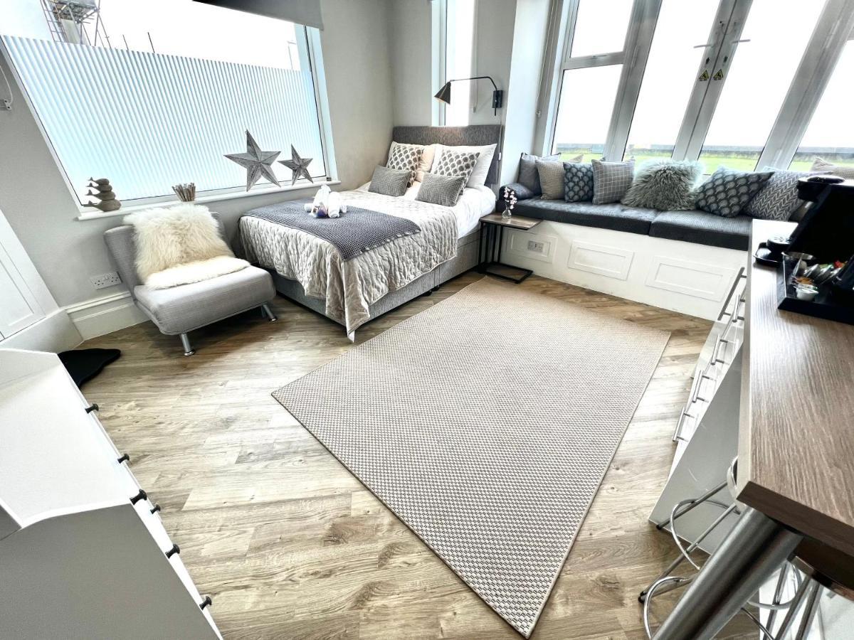 Beachfront Compact Coastal Crib, Direct Sea Views & Air Conditioning Littlestone-on-Sea Exterior photo