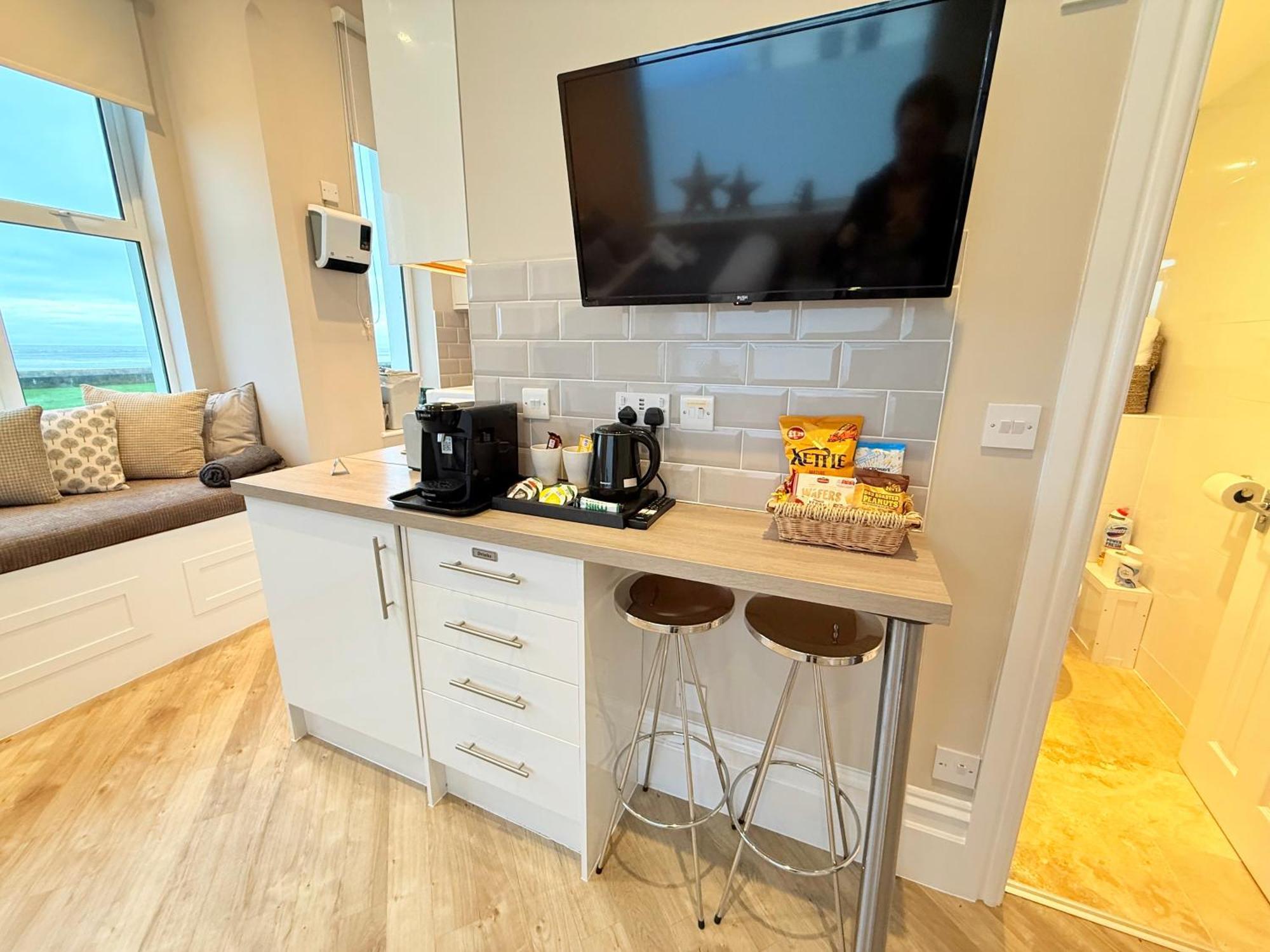 Beachfront Compact Coastal Crib, Direct Sea Views & Air Conditioning Littlestone-on-Sea Exterior photo